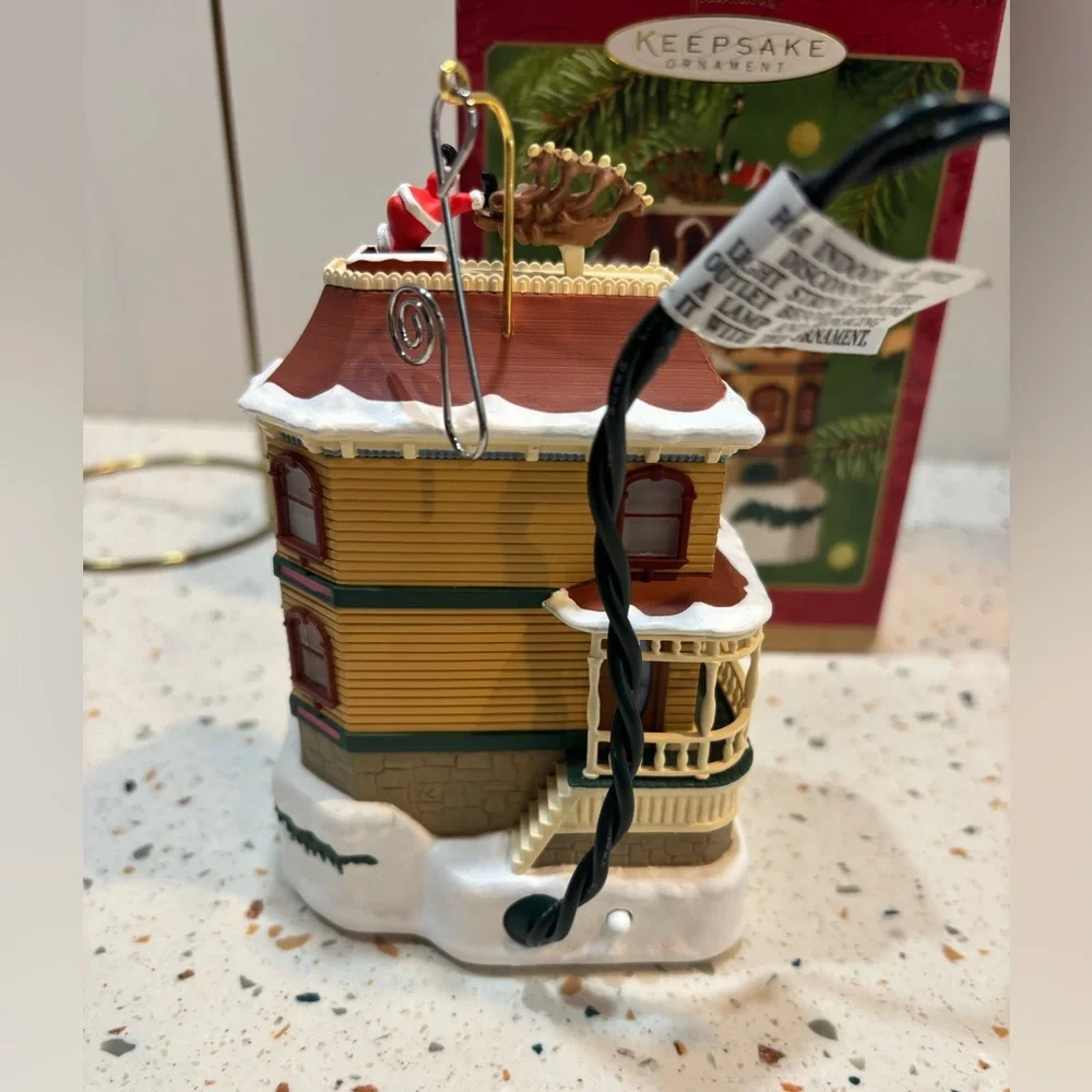 Vintage 2001 Hallmark Keepsake Ornament “Up on the Housetop”‎ magic ornament